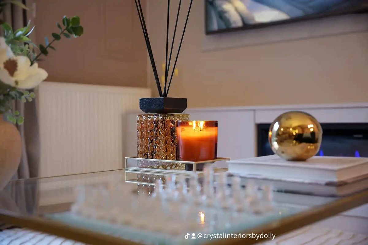 Candle and diffuser detail